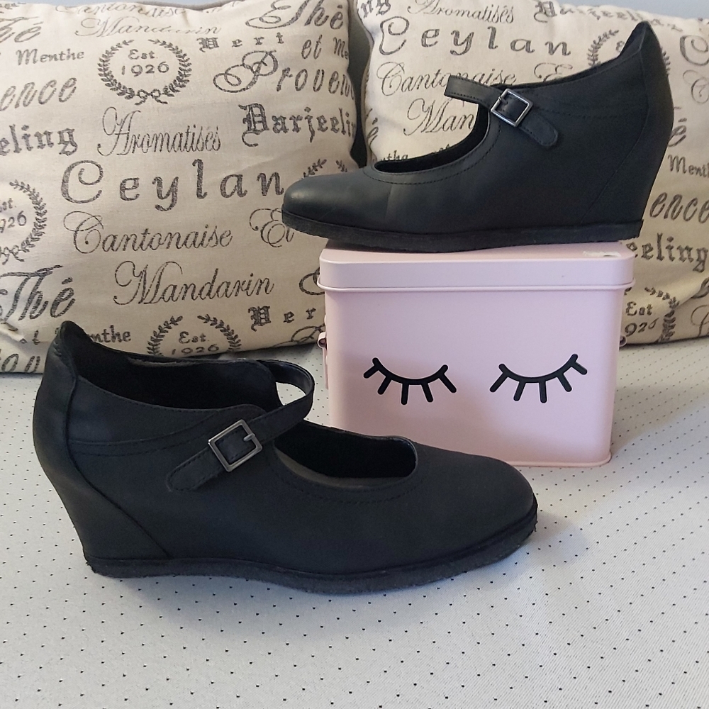 Earth Black Mary Jane Wedge Pumps - Picture 2 of 16